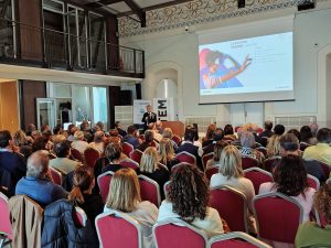 La platea segue con interesse gli interventi che illustrano la nuova visione di Zucchetti con System